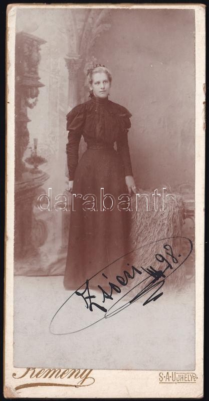 1898 Sátoraljaújhely, Kemény fényképész műtermében készült, feliratozott, keményhátú vintage fotó Salamon Erzsébetről, 14,8x7,4 cm