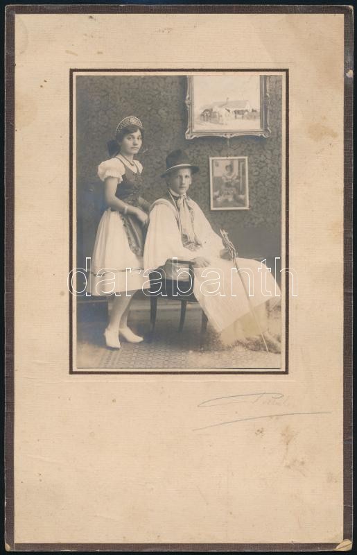 cca 1913 Fiatalok magyaros viseletben, vintage műtermi fotó, 14,5x10,2 cm, karton 27x17 cm
