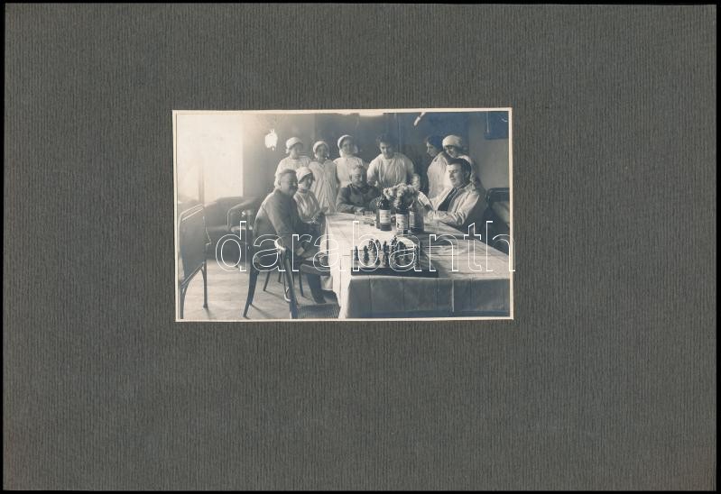 cca 1917 Katonatisztek rehabilitációs intézetében, vintage fotó, 8,5x13,8 cm, karton 20,3x29,4 cm