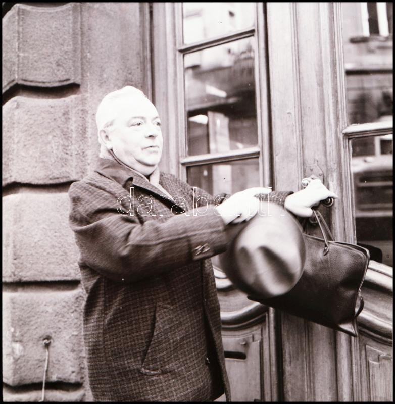 cca 1969 Feleki Kamill (1908-1993) színművészről készült felvételek, Kotnyek Antal (1921-1990) budapesti fotóriporter hagyatékából 6 db vintage NEGATÍV, 6x6 cm