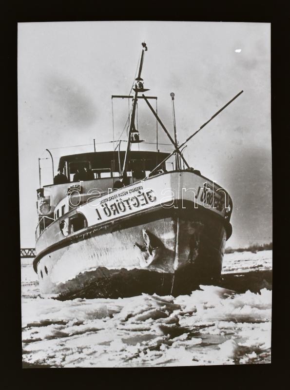 cca 1960 Az 1. sz. Jégtörő hajó, Kotnyek Antal (1921-1990) budapesti fotóriporter hagyatékából 1 db NEGATÍV, 4,6x3,5 cm