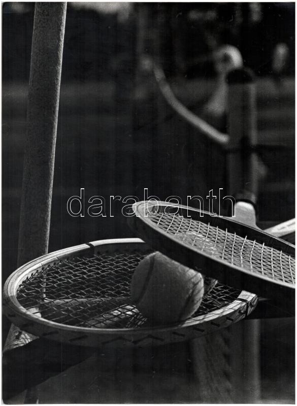 cca 1978 Zsigri Oszkár (1933-?) budapesti fotóművész hagyatékából, a nevét jelző vintage fotóművészeti alkotás (Tenisz csendélet), 40x30 cm
