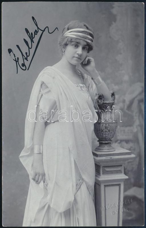 cca 1900 Győr, Glück József fényképész műtermében készült vintage fotó, Etelka, mint görög istennő, a kép osztatlan hátoldalú levelezőlap feliratú fotópapírra készült, 14x8,9 cm