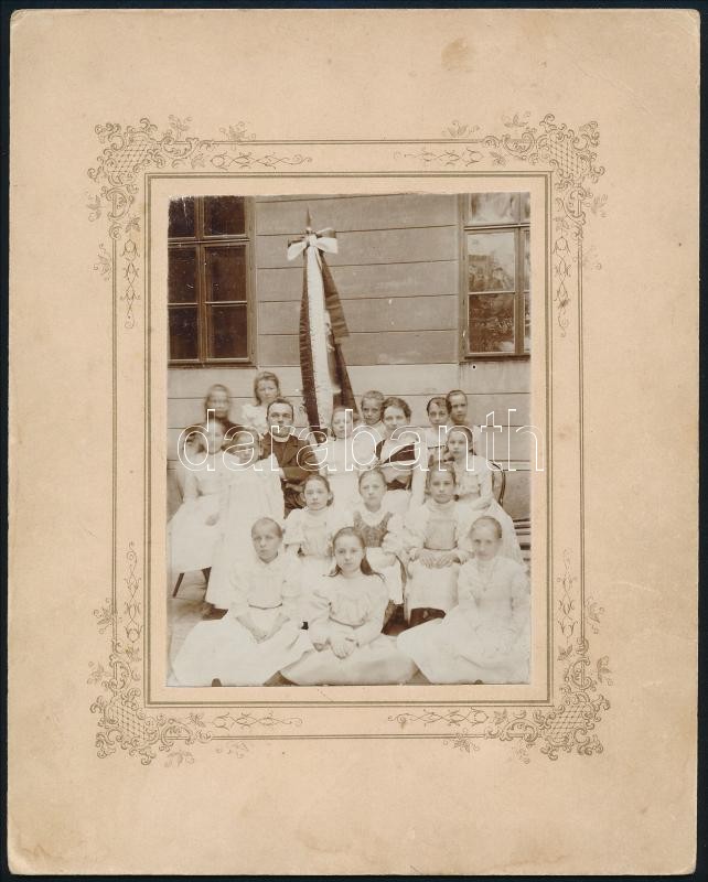 1900 Feliratozott csoportkép, 11,3x8,3 cm, karton 20x16 cm