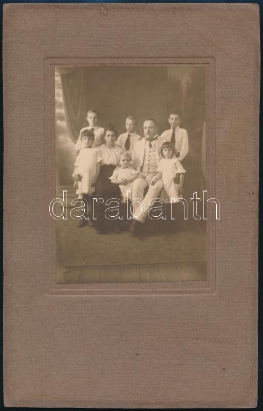 cca 1920 Hatgyermekes család, jelzés nélküli vintage fotó, 14,8x10,2 cm, karton 27,8x17,6 cm
