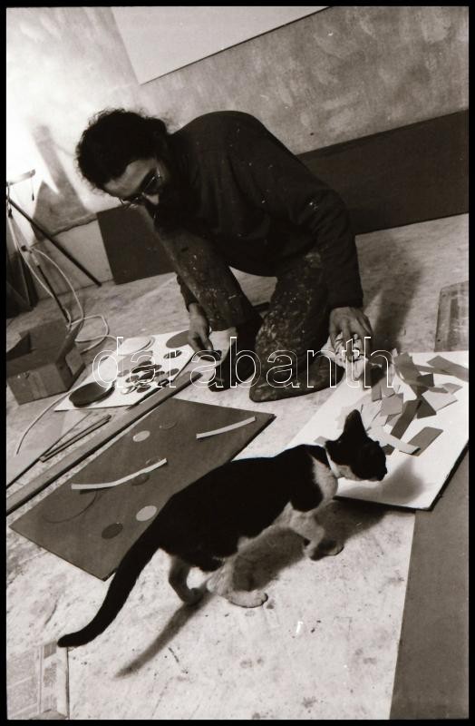 cca 1976 Te miért élsz? - feliratú negatívtartó tasakban egy utcai művészről készült fotóriport, 38 db vintage NEGATÍV, 24x36 mm