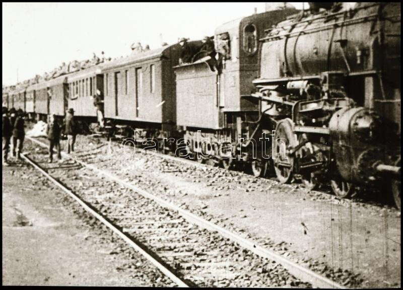 cca 1942 előtt készült felvétel egy vasúti szerelvényről, a tetején katonák, 1 db NEGATÍV, 4,1x5,8 cm