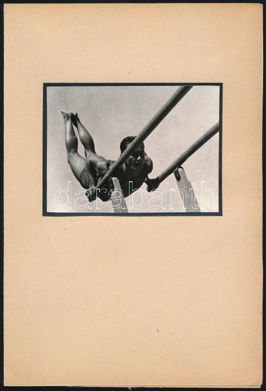 cca 1959 Thöresz Dezső (1902-1963) békéscsabai gyógyszerész és fotóművész hagyatékából  jelzés nélküli vintage fotó (tornász), ezüst zselatinos fotópapíron, 8x11 cm, karton 24x16 cm