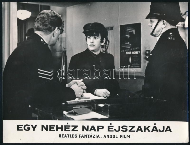 1964 A Beatles együttes tagja, Ringo Starr a rendőrségen, jelenet az ,,Egy nehéz nap éjszakája