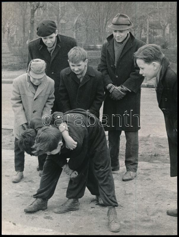 cca 1955 Bunyó a parkban, Szilárd Gyula budapesti műbútorasztalos hagyatékából 1 db jelzés nélküli, vintage fotó, ezüst zselatinos fotópapíron, 24x18 cm