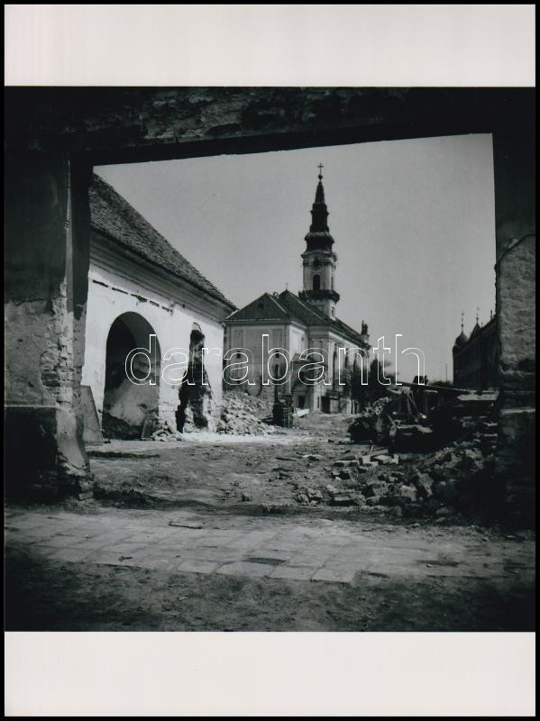 cca 1968 Kecskemét régi belvárosának bontása, Vincze János (1922-1999) kecskeméti fotóművész hagyatékából 1 db mai nagyítás, 17,7x24 cm