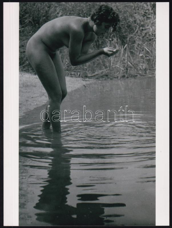 cca 1937 Seiden Gusztáv (1900-1992) budapesti fotóművész ,,Akt a vízparton