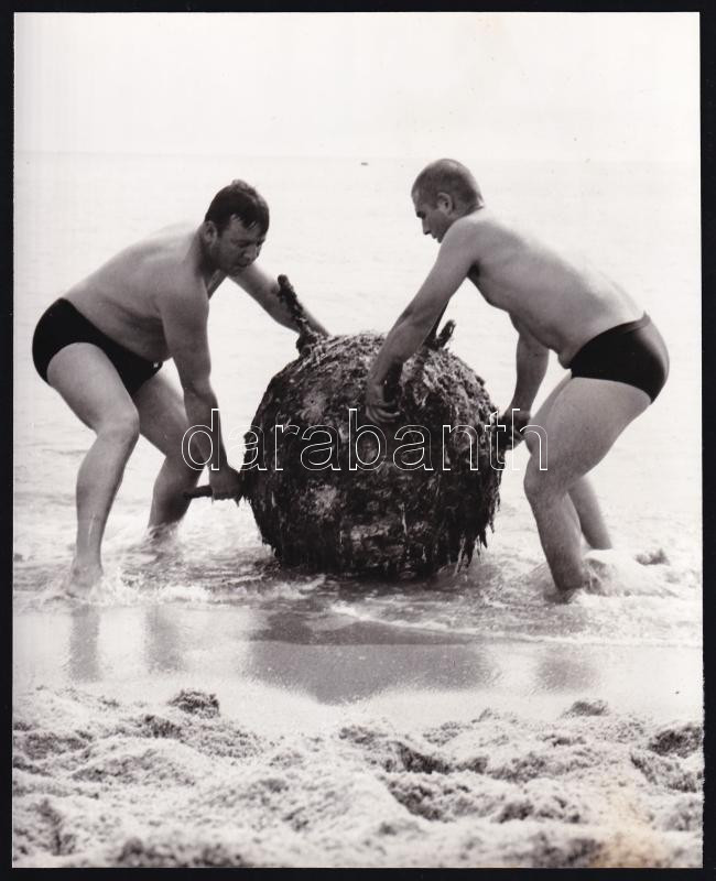 cca 1965 Kincskeresők ,,bombasztikus" lelete, 1 db vintage produkciós filmfotó, ezüst zselatinos fotópapíron, a filmet nem sikerült azonosítani, 24x19,5 cm