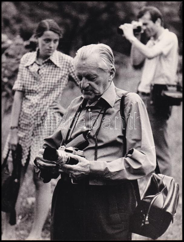 1974 Őrfi László: Három nemzedék, feliratozott vintage fotóművészeti alkotás, ezüst zselatinos fotópapíron, 24x18 cm