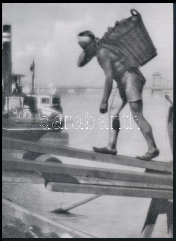 1929 Leitzl József: Rakodómunkás című fotóművészeti alkotása nyomán készült modern nagyítás, jelzés nélkül, 21x15 cm