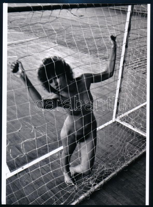 cca 1978 Kapus a hálóban, Nagy Ottó Sándor (1927-2013) székesfehérvári fotóművész felvétele modern nagyításon, jelzés nélkül, 21x15 cm