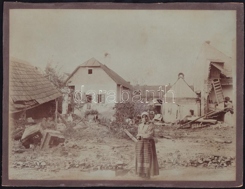 cca 1900 Földrengés után, 1 db vintage fotó, ezüst zselatinos fotópapíron, Lőcsei Árpád hagyatékából előkerült fénykép, amely bizonyosan nem az ő felvétele, 17,2x22,8 cm, karton 18,5x24 cm