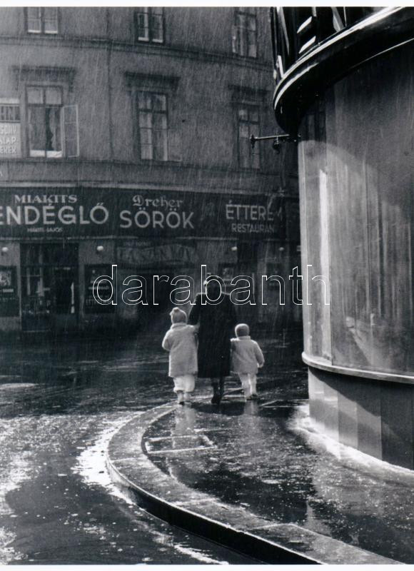 1940 Járai Rudolf (1913-1993) budapesti fotóriporter és fotóművész ,,Nyári zápor" című felvétele, 1 db modern nagyítás, 21x15 cm