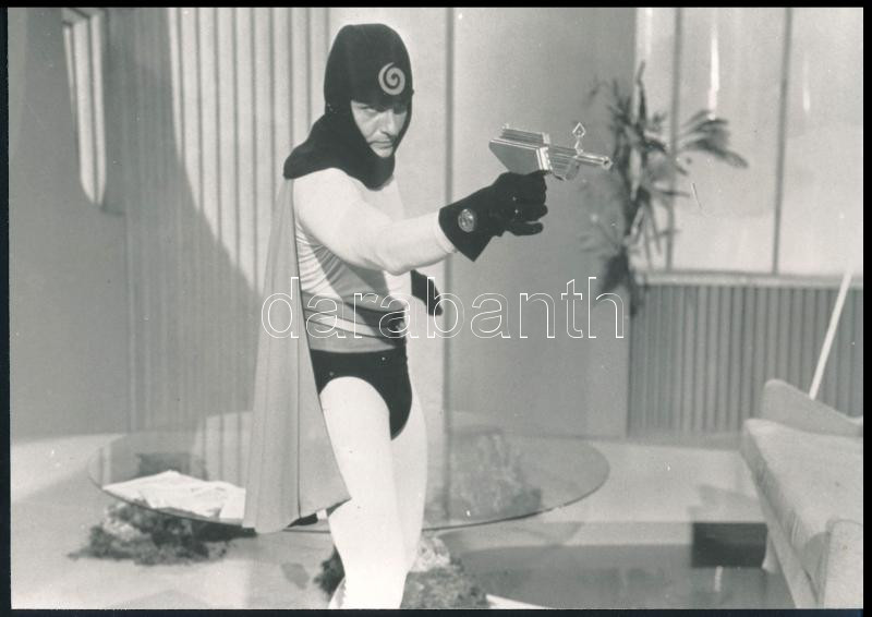 cca 1967 ,,Argoman, der phantastichse Superman" című angol film egy jelenete, 1 db produkciós filmfotó, hátoldalán felirat, 14,8x21 cm