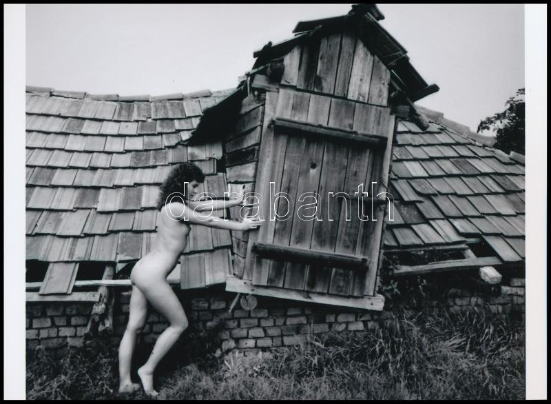 cca 1987 Új asszony a háznál, aki azonnal átrendezi..., szolidan erotikus felvétel, 1 db modern nagyítás, 15x21 cm