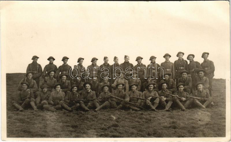 1943 Blackpool, WWII British military, group of soldiers. photo, 1943 Blackpool, Második Világháborús Brit katonai osztag fotója.