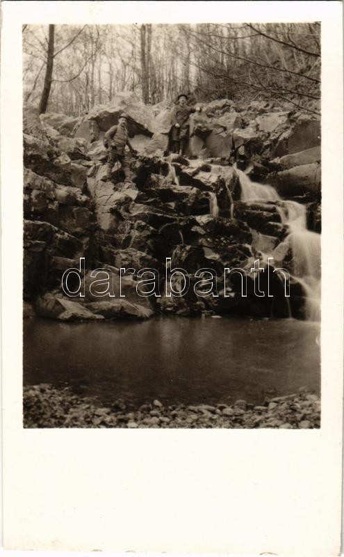 Hikers at an unknown waterfall, photo, Túrázók fotója egy ismeretlen vízesésnél