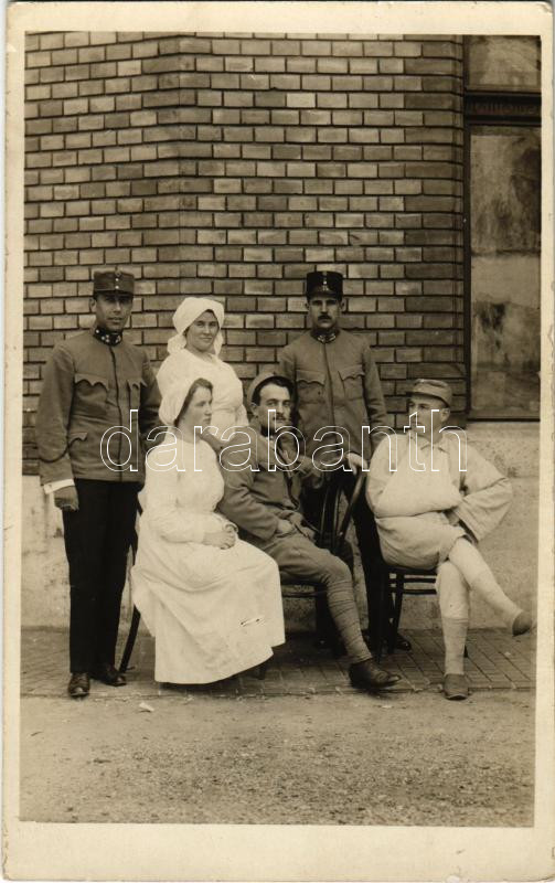 1915 WWI Austro-Hungarian K.u.K. military, group of injured soldiers with nurses. photo, 1915 Budapest, sérült osztrák-magyar katonák csoportja nővérekkel