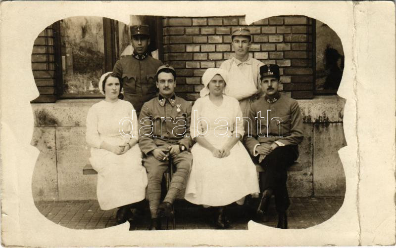 1915 WWI Austro-Hungarian K.u.K. military, group of injured soldiers with nurses. photo, 1915 Budapest, sérült osztrák-magyar katonák csoportja nővérekkel