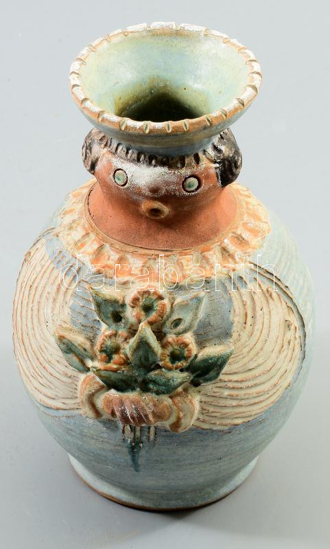 Kiss Roóz Ilona (1920-2010): Nő virágcsokorral. Jelzett, minimális kopással, m: 17 cm