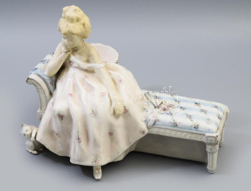 cca 1900 Schauer Vienna Faiance rekamién könyöklő hölgy macskával. Mázas és biszkvit fajansz, hölgy feje ragasztott, kis lepattanásokkal, virágtartó résszel, jelzett, 26x20 cm
