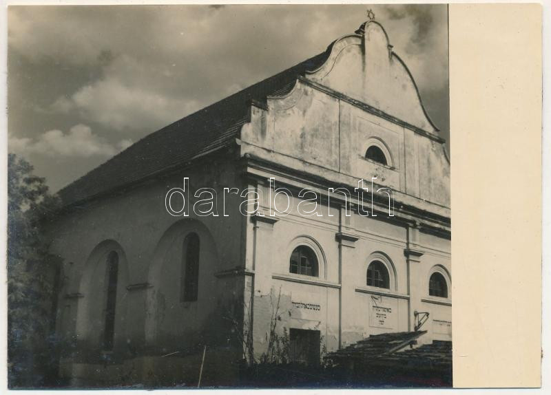 Palánka, Bácspalánka, Backa Palanka; zsinagóga (1956-ban lebontották, ma egy emléktábla áll a helyén) / synagogue (demolished in 1956, today a memorial plaque stands in its place) photo (ragasztónyom / glue marks)  A bácspalánkai zsinagógát 1807-ben építették a helyi, jellemzően askenázi (német kelet-európai) zsidó közösség számára. A környéken a zsinagógához kapcsolódóan zsidó iskola, mikve (rituális fürdő) és kóser vágóhíd is működött az 1830-as években, ami jelzi, hogy Palankán időben egy jelentős, szervezett közösség élt. A zsinagógát 1956-ban lebontották, miután a közösség a holokauszt és az utána következő évek során nagyrészt megszűnt vagy elvándorolt. 2007-ben emléktáblát avattak a helyén.  The Bácspalánka synagogue was built in 1807 for the local, typically Ashkenazi (German Eastern European) Jewish community. A Jewish school, mikveh (ritual bath) and kosher slaughterhouse operated in the area in the 1830s, indicating that a significant, organized community lived in Palanka at one time. The synagogue was demolished in 1956, after the community largely disappeared or emigrated during the Holocaust and the years that followed. A memorial plaque was unveiled in its place in 2007.