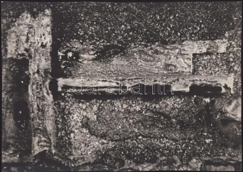 cca 1966 Jelzés nélküli vintage fotó, ezüst zselatinos ún. dokufotópapíron, kasírozva, a néhai Lapkiadó Vállalat fotólaborjában egy olyan borítékban tárolták, amelyen Konecsni György (grafikus és festőművész) neve állt, 30x21 cm