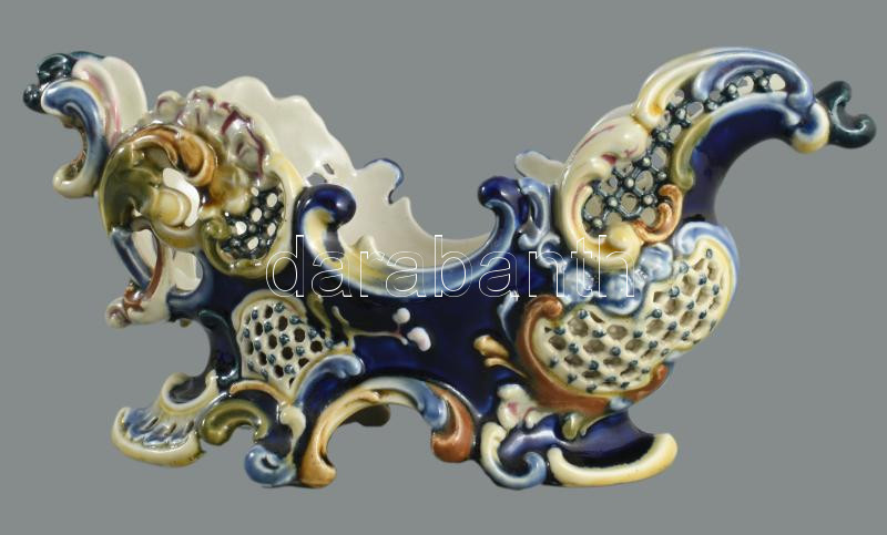 cca 1885 Zsolnay asztalközép plasztikus-, áttört- és duplafalú díszítésekkel. Magastüzű multicolor mázakkal fedett finomfajansz, jelzett: masszába nyomott ZSOLNAY PÉCS felirat és 4605 formaszám, illetve kobaltkék családi pecsét. Mázon egy felületi sérüléssel, 36x17 cm