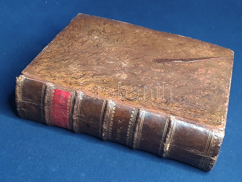 Swieten, Gerard van: (Commentaria in Hermanni Boerhaave Aphorismos de Cognoscendis et Curandis Morbis. Tomus Quintus.) [Leiden, 1772]. [Apud Joannem et Hermannum Verbeek] [Ex Typographia Dammeana]. [10] + 691 + [71] p. Első kiadás. Gerard von Swieten (1700-1772) holland orvos, gyógyszerész és botanikus, Herman Boerhaave holland orvos tanítványa és műveinek kiadója. A protestáns leideni egyetemen a katolikus szerző taníthatott egy ideig, ám később vallási összeférhetetlensége miatt eltanácsolták. Mária Terézia császárnő felkérését 1740 után a köztársasági érzelmű, ám katolikus nézetei miatt mellőzött író némi vonakodás után elfogadta és a bécsi gyógyászat megkerülhetetlen alakja lett. A bécsi felvilágosodás fontos alakjaként megreformálta a Habsburg Birodalom gyógyászati módszereit, illetve fellépett a Birodalom egyes részein időnként jelentkező boszorkány- és vámpírhit ellen, a sajtócenzúra jogát pedig kivette a jezsuita rend kezéből. A színes életű von Swieten szerkesztőként is jelentős volt, mesterének, Herman Boerhaave holland orvosnak gyógyászati munkásságát öt kötetben jelentette meg 1742 és 1777 között, bőséges kommentárral ellátva. Példányunk a munka ötödik, befejező kötete. A felvilágosodás gyógyászati eljárásairól emlékezetes képet hagyó munka e kötete hat tünetcsoportot tárgyal, a járványos betegségekről az epe- és vesebetegségekig, a szifilisztől az angolkórig és reumáig. A kötet végén igen alapos név- és tárgymutató. Példányunkból a rézmetszetű vignettával díszített, kétszínnyomású címlap hiányzik, nyomda-engedélyezési levele téves helyre kötve. Az oldalakon enyhe foxing. Hozzákötve: Boerhaave, Herman: Libellus de Materia Medica et remediorum formulis, quae serviunt aphorismis de cognoscendis et curandis morbis. [Leiden, 1772]. [Apud Joannem et Hermannum Verbeek] (Ex Typographia Dammeana). 94 + [2] p. Önálló címlappal, de kiadói impresszum nélkül megjelenő függelékünk a Gerhard van Swieten által szerkesztett Boerhaave-munka gyógyszerészeti függeléke, melyben a mű öt kötetében tárgyalt betegségekre és tünetekre kínálkozó receptúrák találhatóak. Az utolsó oldalon régi kereskedői bélyegzés. Garrison-Morton 2200. Blake 441. Öt bordára fűzött, aranyozott gerincű, vaknyomásos korabeli bőrkötésben, az aranyozott címfelirat a gerincen vörös címkén, vörös festésű lapszélekkel. Szép példány.