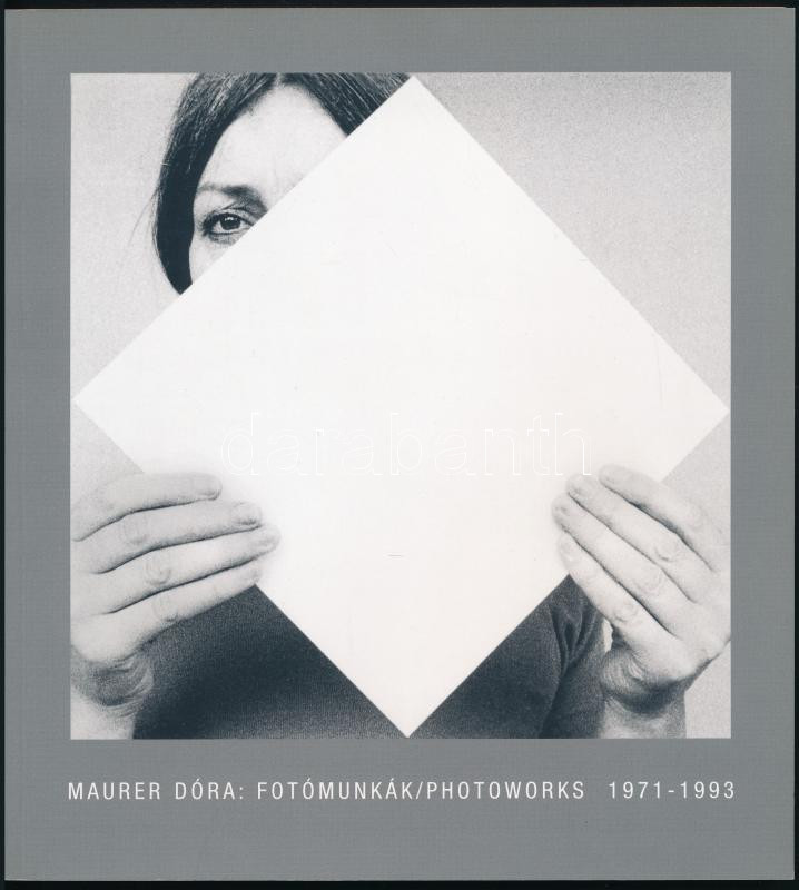 Maurer Dóra: Fotómunkák / Photoworks 1971-1993. Bp., 2007, Vintage Galéria, 10+[54] p. Gazdag fekete-fehér fotóanyaggal, Maurer Dóra (1937-2026) a Nemzet Művésze címmel kitüntetett, Kossuth- és Munkácsy Mihály-díjas grafikus, festő, filmkészítő műveivel illusztrált. Kiadói papírkötés.