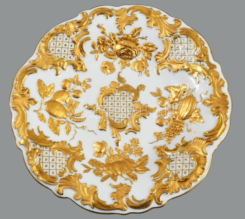 Meissen porcelán dísztál, cca 19. sz. vége, jelzett, kardos jelzés, aranyozott plasztikus díszítéssel, hibátlan (tűzhibával), d: 23 cm