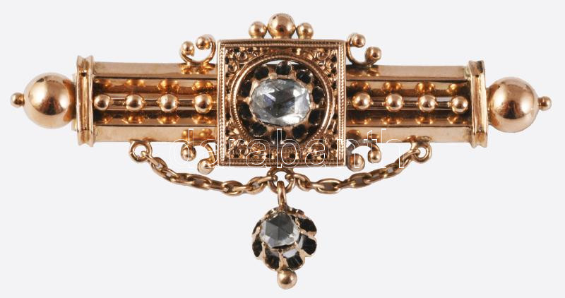 Arany (Au) bross csüngővel. Jelzett, fémjel, KD mesterjegy, 14 karátos arany, benne régi csiszolású cca 0,6ct gyémánt (R2, J-K, P1), csüngőjében cca 0,25 ct sérült régi csiszolású gyémánt (R2, H-I, P2), h: 5 cm, bruttó 8,2g