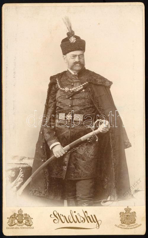 Pisztóry Mór (1841?1906) jogász, közgazdász, statisztikus, Kolozsvár országgyűlési képviselőjének díszmagyaros kabinetfotója. 11x21 cm