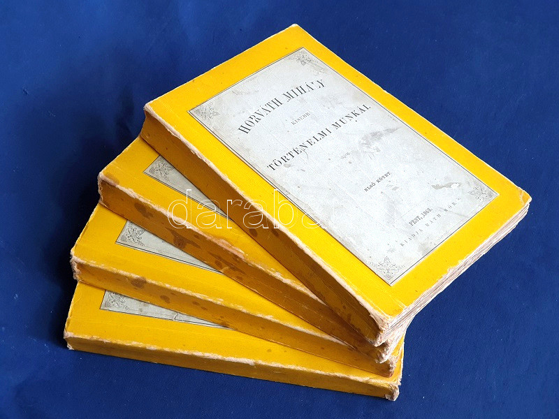 Horváth Mihály: Horváth Mihály kisebb történelmi munkái. I-IV. kötet. (Teljes mű négy kötetben.) Pest, 1868. Ráth Mór (Nyomatott Bécsben, Holzhausen Adolfnál). X + [2] + 474 p.; [4] + 523 + [1] p.; [4] + 482 p.; [4] + 491 + [1] p. Egyetlen kötetkiadás. Horváth Mihály (1809-1878) történész, az MTA rendes tagja, címzetes csanádi püspök. Szabadságharc alatt vállalt kormányzati szerepe miatt emigrálni kényszerült, csaknem húsz év után, Erzsébet királyné és az MTA közbenjárására térhetett haza. Levéltári kutatásokon alapuló, nemzeti szabadelvű szemléletű történetírói életműve a XIX. századi magyar történetírás fontos része. Négykötetes tanulmánygyűjteménye folyóiratokban megjelent tanulmányaiból válogat. Az olvasmányos stílusban írt tanulmányok korántsem korlátozódnak a politikatörténetre, illetve az alkotmányos küzdelmekre: a gyűjtemény társadalom- és gazdaságtörténeti írásokat, valamint elméleti cikkeket is közöl. A tartalomból: A hunok maradványai Schweiczban, az anniviersi völgyben -- A vezérek kora -- Párhuzam az Európába költözködő magyar nemzet s az akkori Európa polgári s erkölcsi műveltsége között -- Az oligarchia harca az alkotmány ellen -- Az Anjou királyok hatása Magyarországra -- Corvin János élete -- Az 1514-diki pórlázadás, annak okai s következményei -- A pórosztály költözési jogának történetéből -- A XV-dik század első felének jelleme Magyarországban -- Fráter György élete -- Erdély állapota s Izabella viszonyai Fráter György halála után -- A Báthory Zsigmond erdélyi fejedelem ellen 1594-ben szőtt összeesküvés története egy burgundi könyvtár latin kézirata szerint -- Adalékok a bécsi békekötés és az azt követett trónváltozás történelméhez -- A magyar honvédelem történeti vázlata -- Az ipar és kereskedés története Magyarországban a középkorban -- Az ipar és kereskedés története Magyarországban a három utolsó század alatt -- Töredékek a bányák történelméből -- A demokratia kifejlése hazánkban -- Gondolatok a történetírás teóriájából. A harmadik kötet címlapján és belíve egy oldalán régi gyűjteményi bélyegzés. Az első kötet első ívének fűzése enyhén meglazult, néhány oldalon enyhe foltosság. Poss: Budapest Ev. Ref. Főiskola könyvtára. Fűzve, egységes későbbi kartonborítókban, az első borítófedeleken az eredeti kiadói borítók címfeliratával. Körülvágatlan példány.