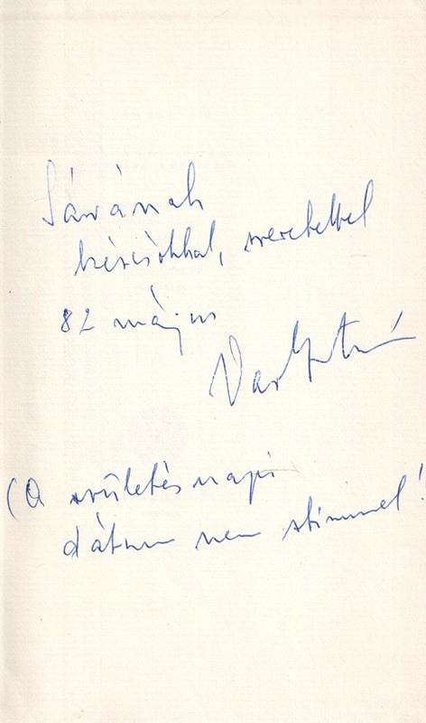 Vas István: Folytatás. (Dedikált.) Budapest, 1979. (Dürer Nyomda, Békéscsaba). [48] p. Egyetlen kiadás. Dedikált: "Sárának kézcsókkal, szeretettel Vas István. 82 május. (A születésnapi dátum nem stimmel!)". Bibliofil verseskötetünk kolofonja: "Ezt a kis könyvet Vas István születésének hetvenesztendős évfordulójára baráti szeretettel állította össze Szántó Tibor, a Nyomdaipari Fényszedő Üzem és a békéscsabai Dürer Nyomda dolgozóinak áldozatos segítségével. Készült 200 példányban, Monophoto Plantin betűvel, diósgyőri bordázott papíron. Könyvárusi forgalomba nem kerül". Fűzve, kiadói borítóban, eredeti, illusztrált védőborítóban. Jó példány.