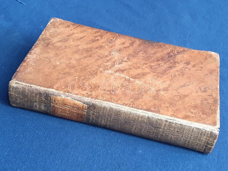 Horatius, Quintus Flaccus: Eclogae cum scholiis veteribus castigavit et notis illustravit Gulielmus Baxterus. Varias lectiones et observationes addidit Io. Matthias Gesnerus. [Lipcse] Lipsiae, 1772. Sumtibus Caspari Fritsch. [48] + 436 [helyesen 636] + [18] p. Kötetünk Quintus Horatius Flaccus (65-27) teljes költői életművét közreadja, a Carmina és az Epodes könyveit (azaz a horatiusi ódákat), a Carmen Saecularét (azaz a Százados énekeket), a Sermones két könyvét (a horatiusi szatírákat), az Epistulae-t (a költői leveleket), illetve az Ars Poeticát. Gazdagon jegyzetelt Horatius-kötetünk a brit humanista, William Baxter (1650-1723) kutatásain alapszik, 1701-ben megjelent kötetét később Johann Matthias Gesner (1691-1761) német humanista további jegyzetekkel bővítette. A Baxter-Gesner-féle Horatius-összes először 1752-ben jelent meg, példányunk ennek aktualizált, javított, 1772. évi kiadásából származik. Az oldalakon enyhe foxing, az első előzéken Ex libris, valamint apró hiány. Díszesen aranyozott gerincű korabeli bőrkötésben, az aranyozott címfelirat a gerincen vörös címkén, vörös festésű lapszélekkel. Jó példány.