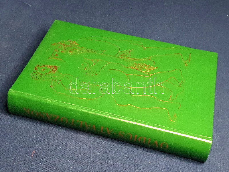 Ovidius, Publius Naso: Átváltozások. Metamorphoses. Fordította Devecseri Gábor, illusztrálta Pablo Picasso. (Számozott.) [Budapest], 1964. Magyar Helikon Könyvkiadó (Kner Nyomda, Gyoma). 532 + [2] p. Első kiadás. A nehezen behatárolható műfajú verses mítoszgyűjtemény, a Metamorphoses, mivel az antik mítoszi elbeszélések könnyen olvasható változatának számít, az európai irodalomra és képzőművészetre jelentős hatást gyakorolt. Magyar fordításai 1802-től ismeretesek, a 19. században számos fordítása készült. Bibliofil kötetünk a legmodernebb magyar fordításnak, a Devecseri Gábor által készített műfordításnak első kiadása. Kolofon: "A fordítás a Georges Lafaye szöveggondozásában megjelent kiadás (Association Guillaume Budé, Paris, 1961) alapján készült. A fordítást az eredeti szöveggel egybevetette Szilágyi János György. A jegyzetszótárt összeállította Szepessy Tibor. A kötetet Katona Tamás szerkesztette. A tipográfia és a kötésterv Szántó Tibor munkája. Készült a Kner Nyomdában, ofszet papíron, Bodoni betűvel, 8300 példányban. Ebből 600 példány bőrkötésben, számozva. Ez a könyv a 223. számú példány". Gazda - Horváth J.: Ovidius 24. Aranyozott, Pablo Picasso rajzával illusztrált kiadói bőrkötésben. Dekoratív, szép példány.