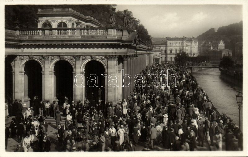 Karlovy Vary, Karlsbad; Morgen am Mühlbrunn / fountain, morning, crowd
