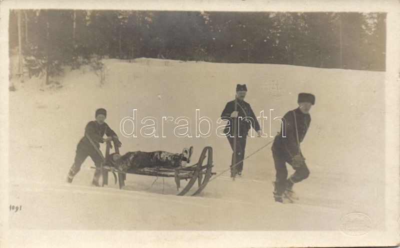 Első világháborús svéd katonai lap, katonák a hóban, sérült katona szánkón, photo, WWI Swedish military, soldiers in the snow, injured soldier on sled, photo