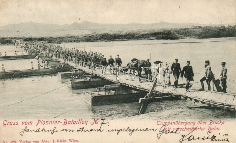 Pionnier Bataillon, Truppenübergang über Brücke mit verschmälerter Bahn / K.u.K. Engineer Battalion, pontoon bridge crossing
