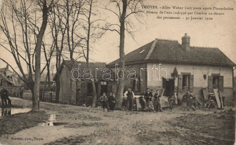 Troyes after 1910 flood, marks of water level visible on the house