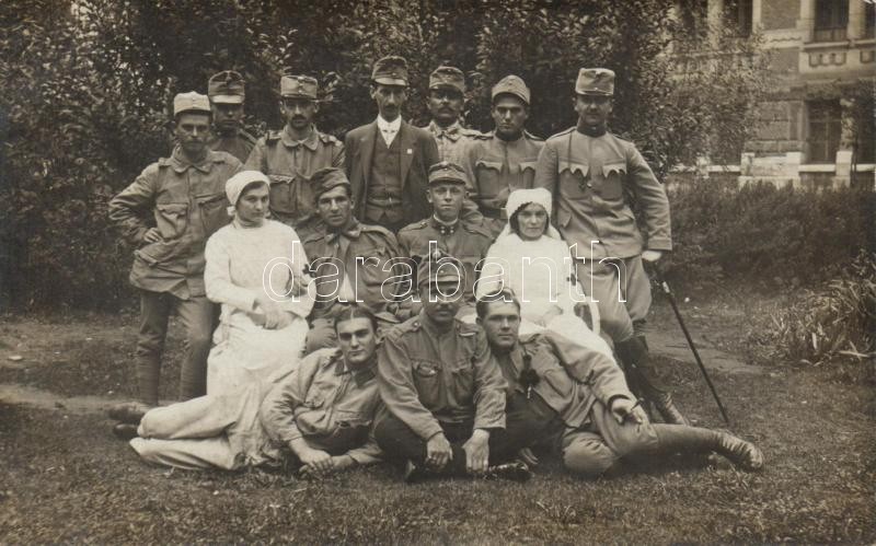 WWI, Military group with Red Cross nurses photo, Első világháborús katonai csoportkép Vöröskeresztes nővérekkel photo