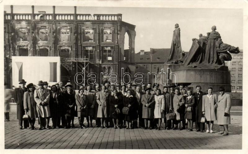 Praha Old Town square, damaged building, group photo