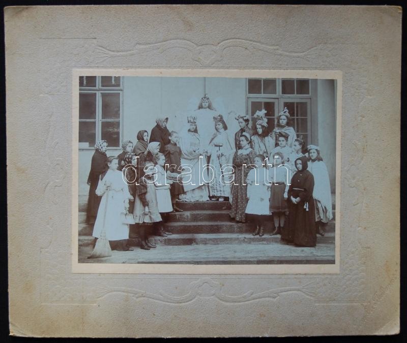 cca 1890 Gyermek színi előadás résztvevőinek keményhátú tablófotója 31x26 cm