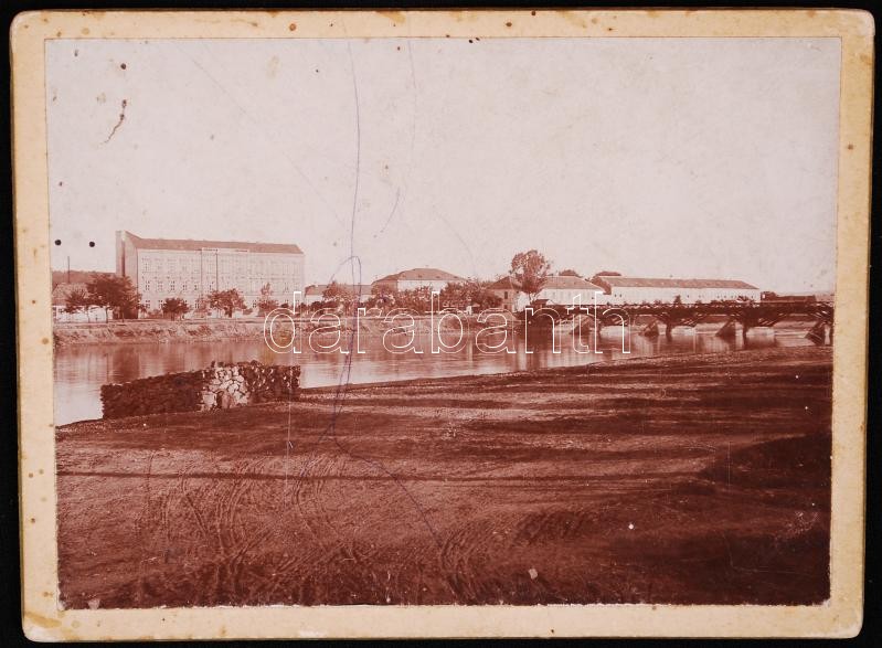 cca 1880 Azonosítatlan magyar városkép: kereskedelmi iskola, zárda, Maros híd, fotó, 13x9 cm